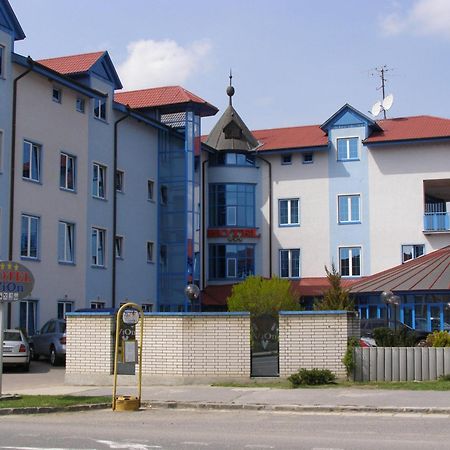 Hotel Vion Zlate Moravce Exterior photo