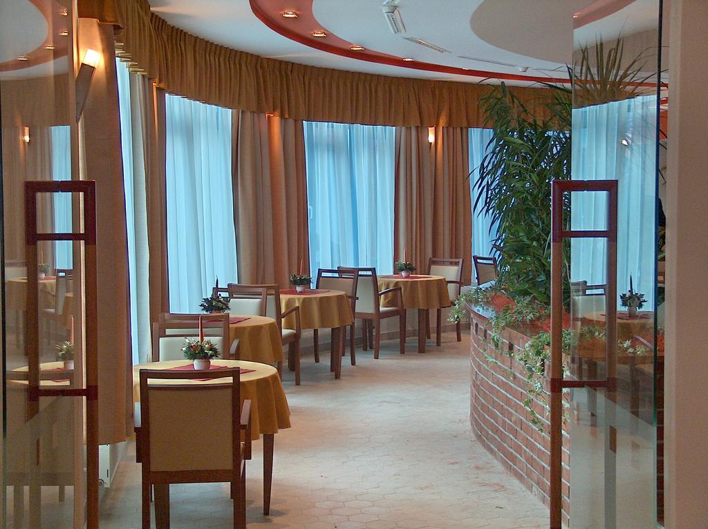 Hotel Vion Zlate Moravce Exterior photo